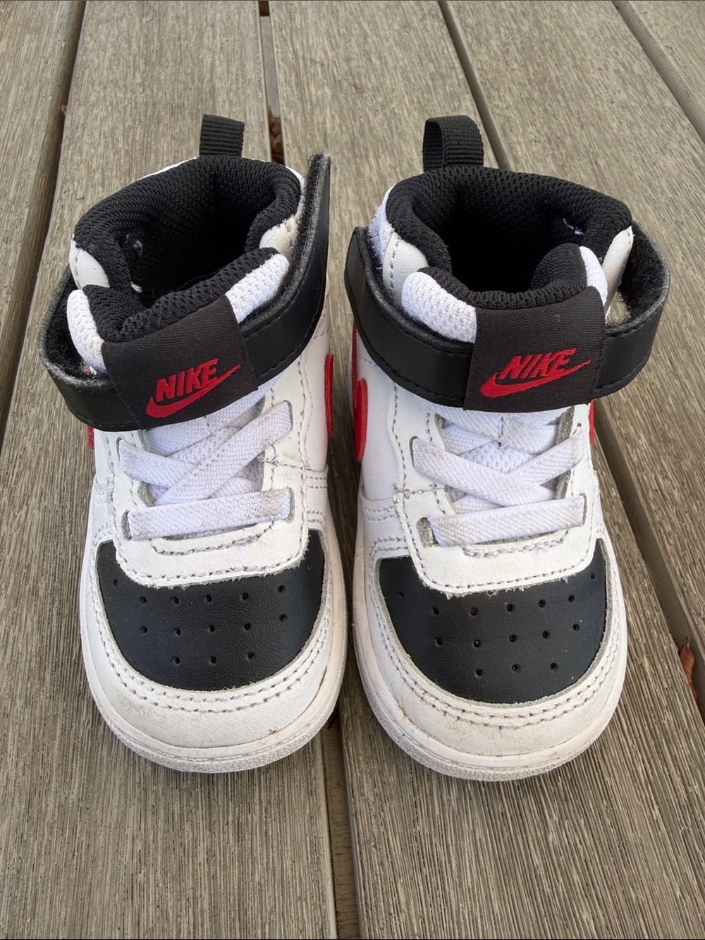 Nike Kids Mid-Top Sneakers in White, Black & Red size 5C - like new